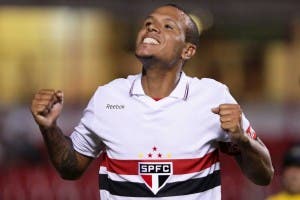 Luis Fabiano é uma das opções no mercado