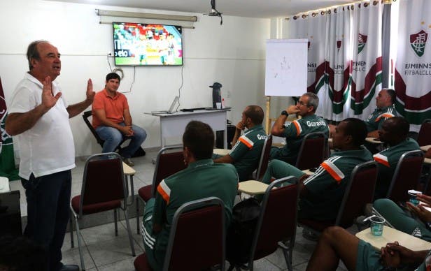 Levir participou de bate-papo com técnicos da base (Foto: Nelson Perez - FFC)