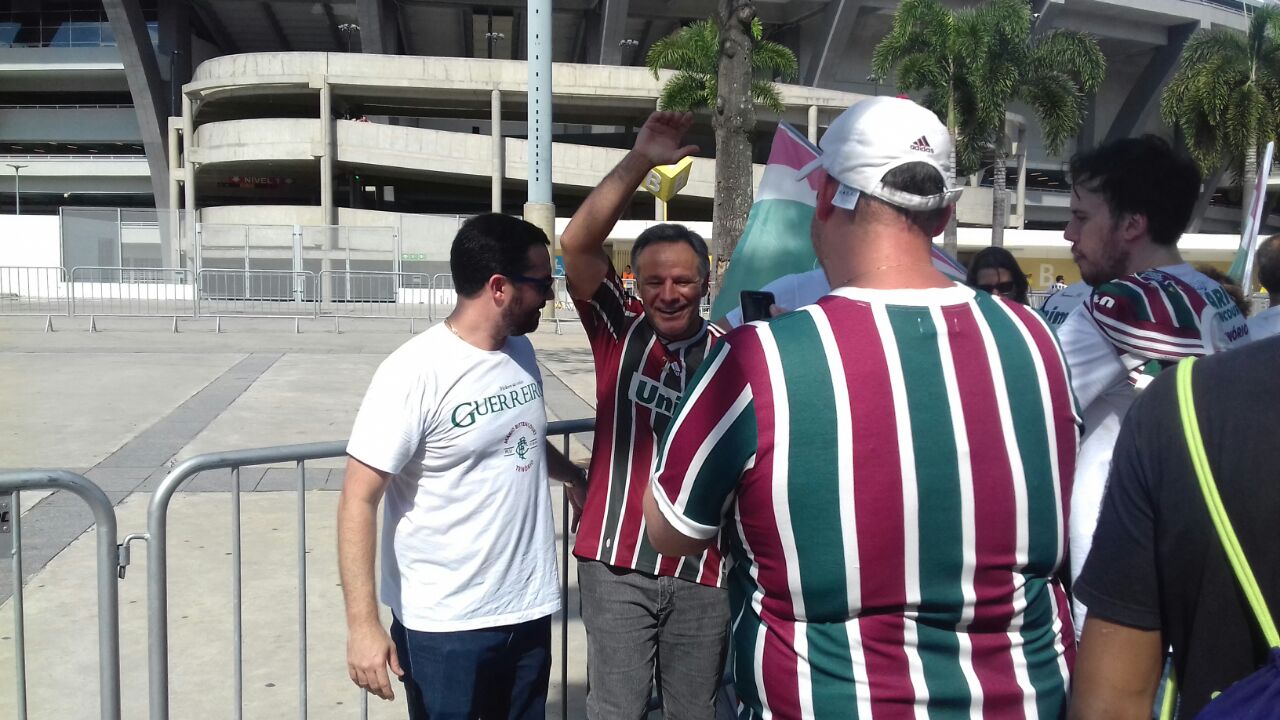 Fotos Torcedores Fazem Fila Para Tietar M Rio Bittencourt No Maracan