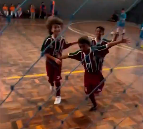 V Deo Filho De Marcelo Impressiona Gola O Pelo Futsal Do