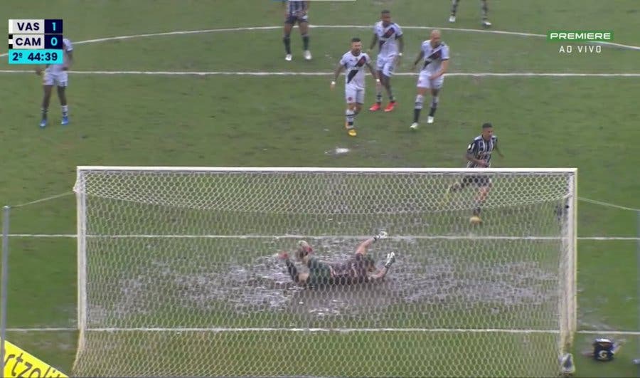 Vascaínos "comemoram" destruição do gramado do Maracanã após jogo contra o Atlético