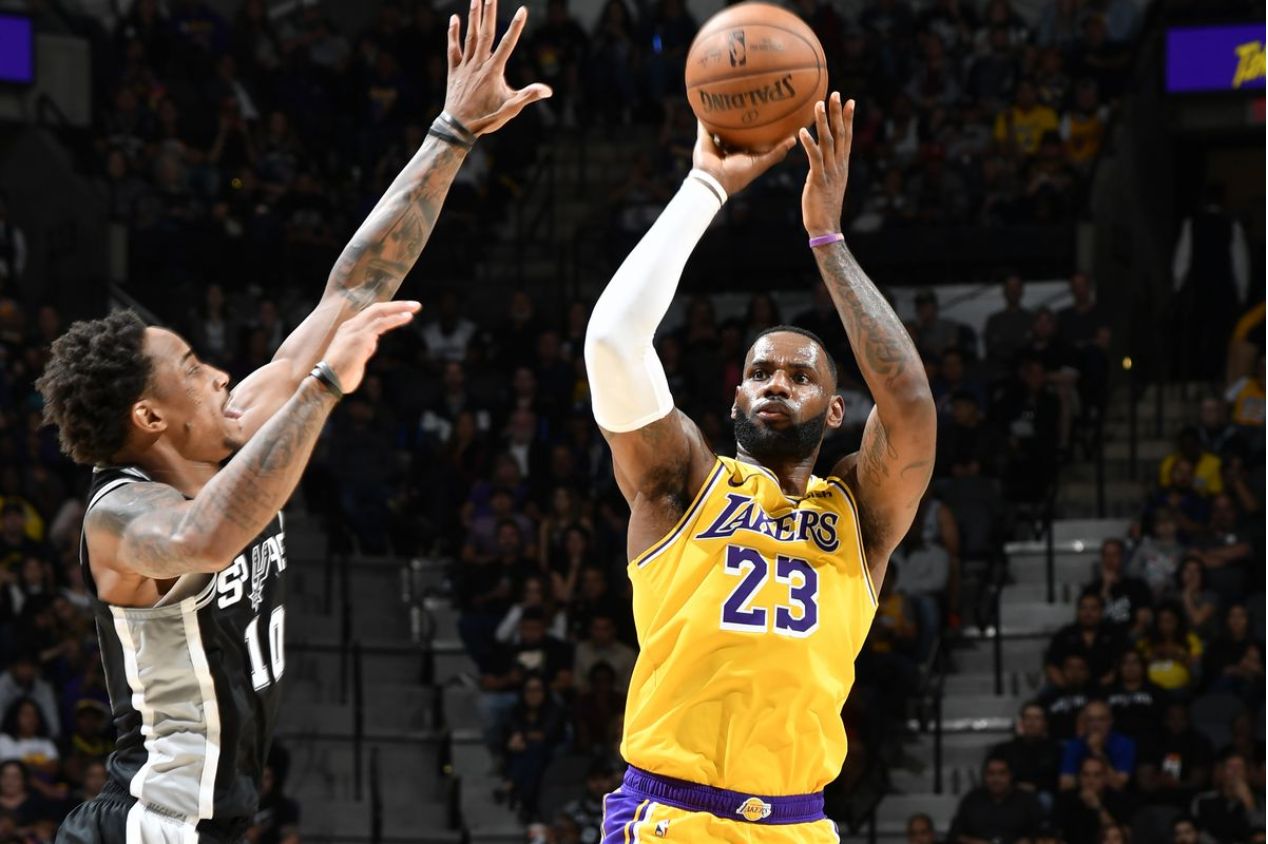 Em jogo de 'cinco minutos', Lakers massacram o San Antonio Spurs