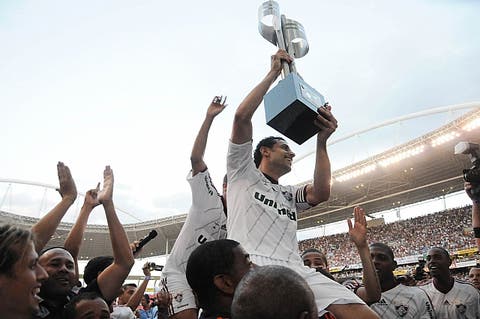 fred com a taça do brasileirão 2012