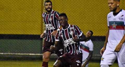 Camisa do primeiro gol pelo Flu vira quadro na casa de Léo