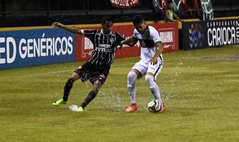 Com gesso no pé, Gustavo Scarpa ainda está em São Paulo