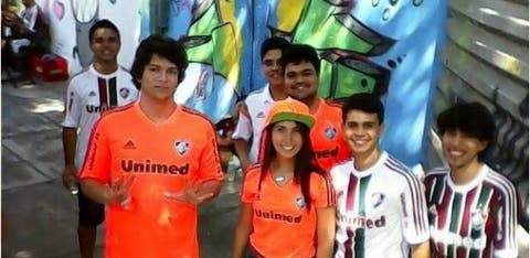 de-laranja-pedro-scudieri-posa-para-fotos-com-amigos-antes-de-jogo-do-fluminense-1486396308940_615x300