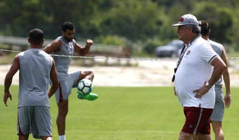 Por hora, Abel Braga não quer saber do Vasco