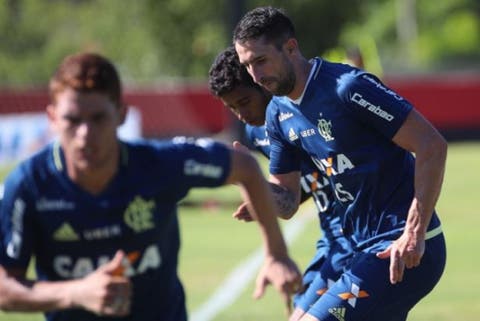 Flamengo deve ter desfalque de zagueiro contra o Fluminense