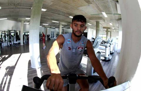 - Não. Ele fez um trabalho normal, mas ele mostrou muita restrição no jogo-treino de terça-feira. Não tem a mínima chance. O garoto está trabalhando muito, com brilho nos olhos, de querer estar dentro, ajudar, muito querido ´pr todos nós. Estamos contentes com a eovlução dele.