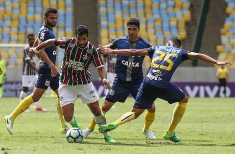 Henrique Dourado nega simulação em pênalti: