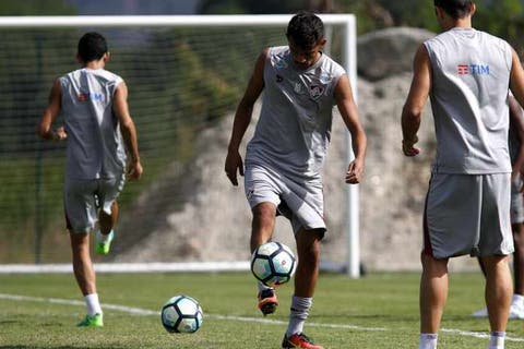 Scarpa esquece situação financeira do Fluminense e foca em jogar bem