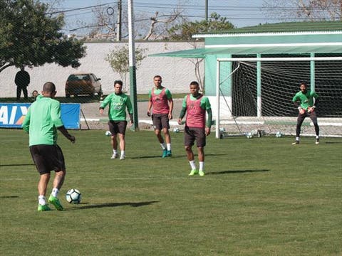 Com três ex-tricolores, Coritiba divulga relacionados para o jogo de domingo