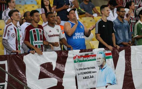 Henrique diz que homenagem da torcida a Abel emocionou técnico e jogadores