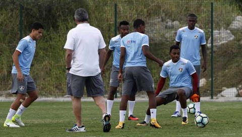 Antes do treino de segunda, Abad reuniu grupo e deu prazo para pagamento de atrasados