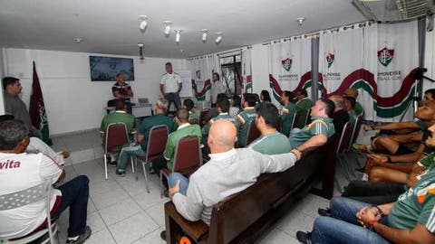 Novo gerente executivo geral do Fluminense faz visita a Xerém