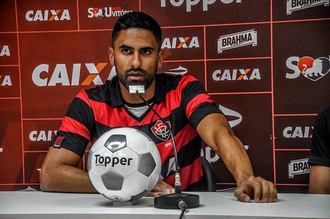 Atacante do Vitória defende time fechadinho contra o Fluminense