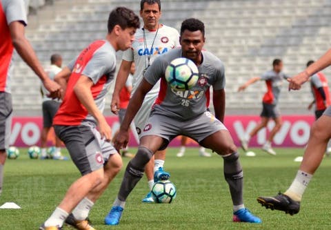 Zagueiro do Atlético-PR aponta confronto direto e pede para Furacão se impor contra o Flu