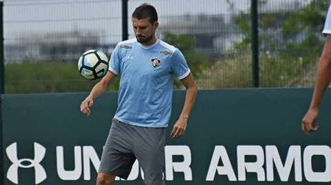 zagueiro Henrique conseguiu a liberação do clube na Justiça no início do ano para poder atuar pelo Corinthians