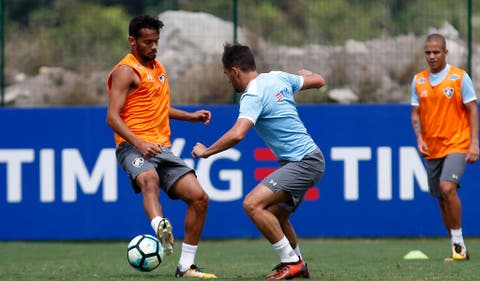 Treino do Fluminense nesta terça teve atenção para partes técnica e tática