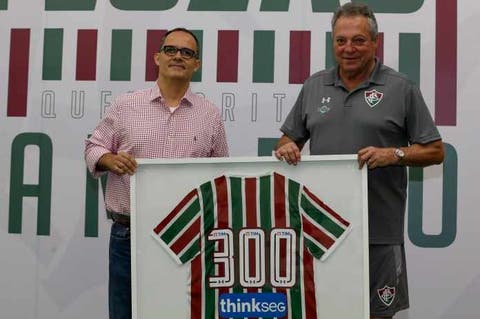 Abel Braga recebe homenagens pelo seu 300º jogo no comando do Fluminense