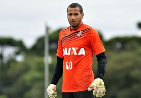 Depois do acerto com De Amores, Flu pode contratar também goleiro do Atlético-PR