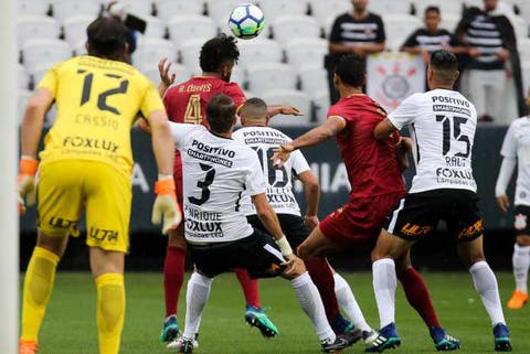 Gilberto condena falta de atenção do Fluminense por gols no fim