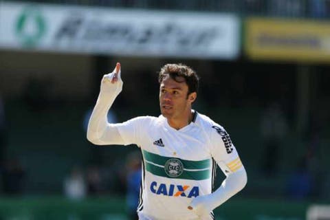 Coritiba busca atacante e deve liberar Kleber, diz jornal paranaense