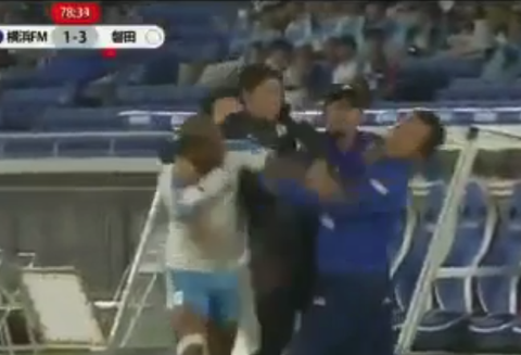 Lateral com passagem pelo Flu arruma confusão no futebol japonês e agride adversário