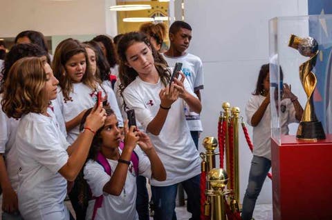 Atletas do Flu visitam sede da CBF e conhecem o troféu da Copa do Mundo Feminina