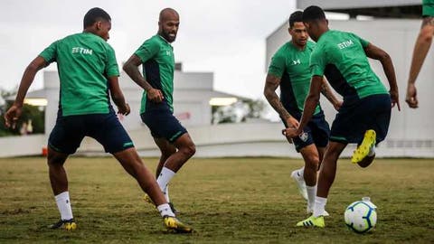 Os jogadores do Fluminense tiveram um alívio em suas contas bancárias, já que a atual diretoria conseguiu quitar um mês de salários na carteira (CLT) dos três que deviam. O NETFLU apurou que o dinheiro foi obtido através do desbloqueio de parte de valores referentes às ações movidas pelo meia Cícero, e pelo América-MG. A origem é desconhecida, mas qualquer valor que entre de maneira oficial na conta do Flu é automaticamente penhorado. Em 2017, Cícero, hoje no Botafogo, decidiu entrar na Justiça para cobrar R$ 7,6 milhões do Tricolor após um não cumprimento de um acordo feito pelo clube carioca. Em relação ao América-MG, houve uma cobrança de R$ 5 milhões, metade do valor da compra efetuada pelo Flu em 2016. Após tentar diversas vezes uma solução amigável, sem sucesso, a diretoria do América-MG resolveu buscar os seus direitos na Justiça.  Importante destacar que apenas os atletas receberam parte dos salários. Funcionários seguem sem ver a cor do dinheiro, o que causa uma insatisfação muito grande nas Laranjeiras.