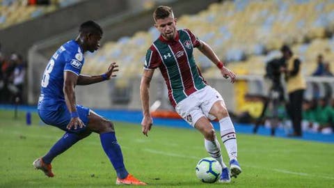 Caio Henrique refuta incômodo por atuar improvisado no Fluminense