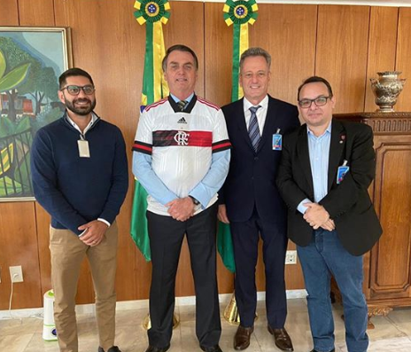 Presidentes de Fla e Vasco se encontram com Bolsonaro para tentar agilizar volta do futebol