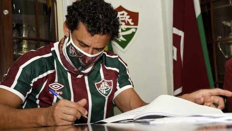 Fred assina contrato com o Fluminense