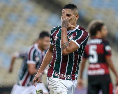 Gilberto, lateral do Fluminense, explica motivo de ter utilizado esparadrapo  no rosto, Fluminense