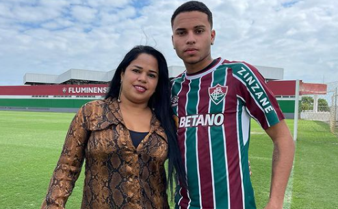 Alexsander e jogadores da base do Fluminense visitam crianças que