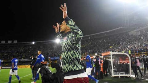 Autor de um dos gols do Flu, David Braz celebra e parabeniza o grupo