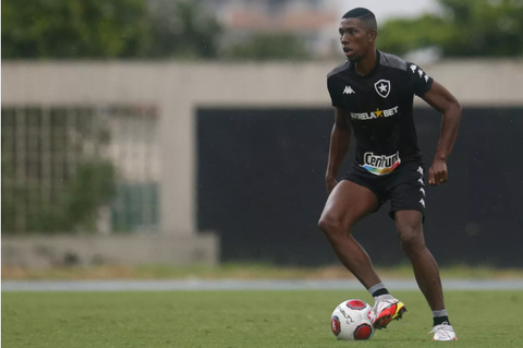 Zagueiro do Bota não vê vantagem por encarar o Flu após queda na Libertadores