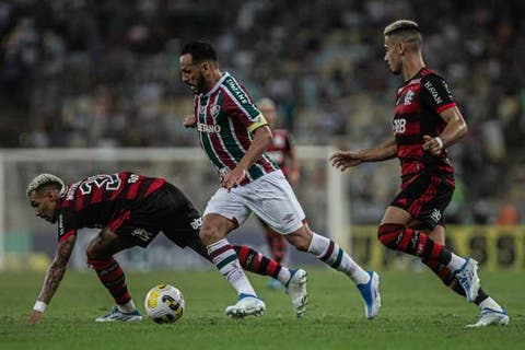 Fernando Diniz comenta atuação de Yago na lateral esquerda