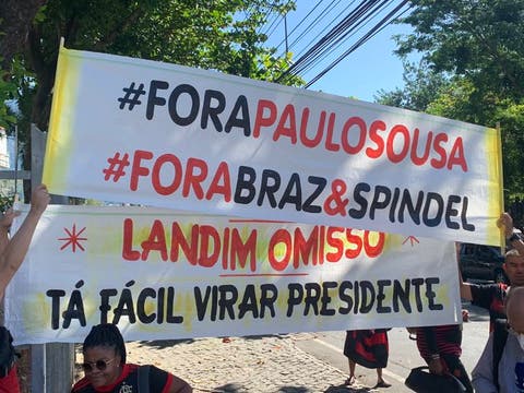 No dia do Fla-Flu, torcida rival faz protesto na Gávea