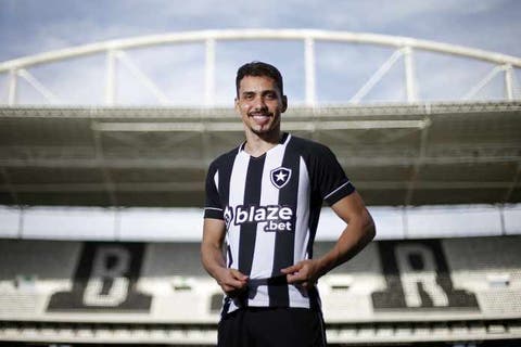 Botafogo anuncia contratação de meia com passagem no Fluminense