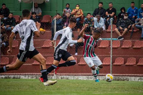 Com frango do goleiro e pênalti desperdiçado, Flu perde para o Galo no BR sub-17