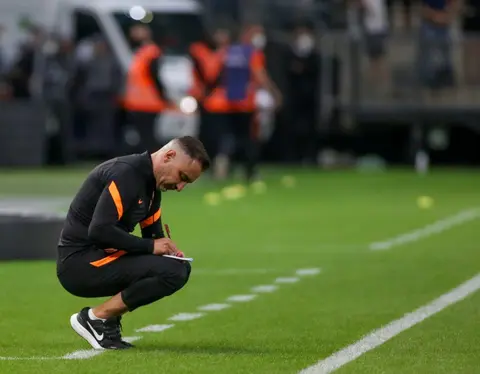 De olho no Flu, técnico do Corinthians justifica time alternativo em revés contra o Fortaleza