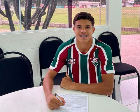 Fluminense firma primeiro contrato profissional com lateral-direito da base