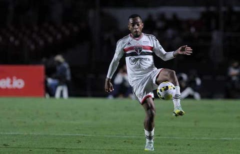 De olho no Fluminense, lateral do São Paulo não joga toalha por vaga na Libertadores