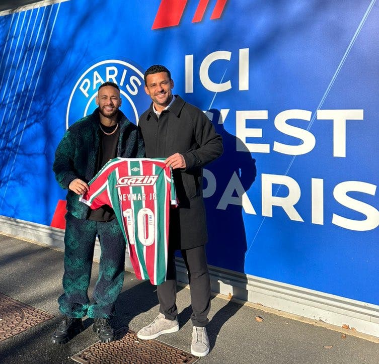 Fred gives Neymar the Fluminense shirt