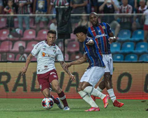 Após quase sair, Calegari segue invicto como lateral-esquerdo no Fluminense