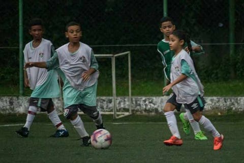 Pela 1ª vez na história, Fluminense tem menina aprovada em time masculino da base