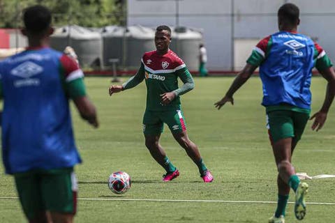 Vai pro jogo? Arias deve se reapresentar ao Fluminense na sexta