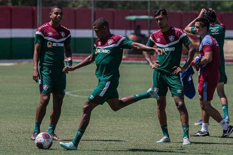 David Braz deixa treino do Fluminense mais cedo