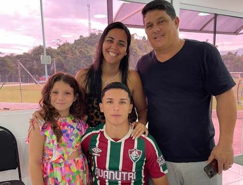 Zagueiro assina primeiro contrato profissional com o Fluminense